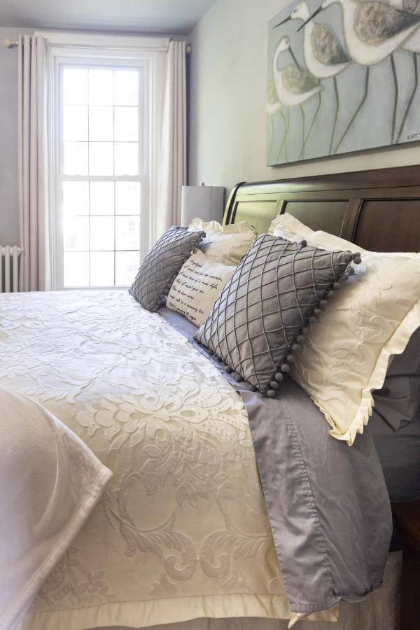 Anneken 1000 Islands B&B Luxury Suites & Spa Brockville Bagian luar foto