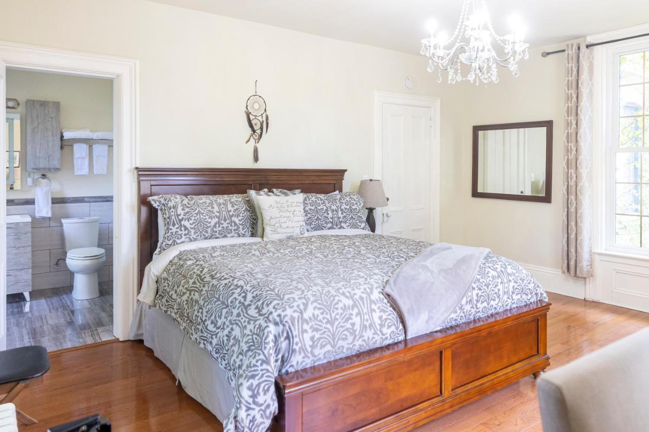 Anneken 1000 Islands B&B Luxury Suites & Spa Brockville Bagian luar foto