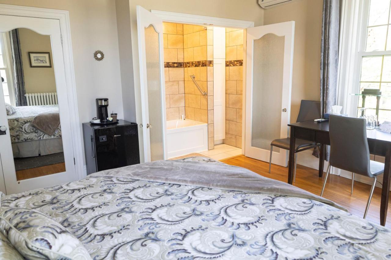 Anneken 1000 Islands B&B Luxury Suites & Spa Brockville Bagian luar foto